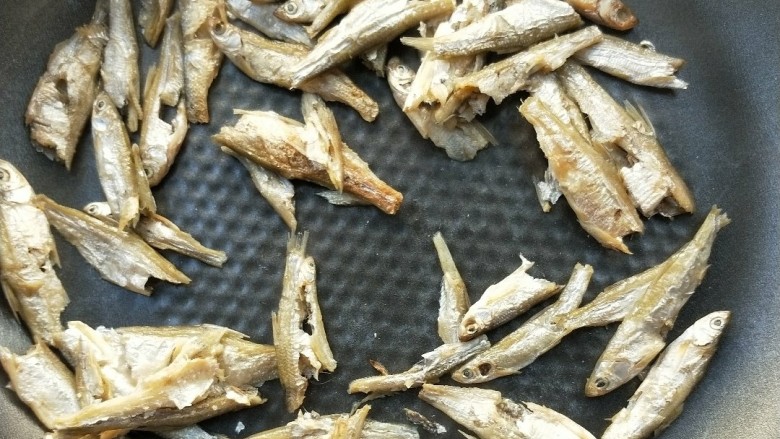 和和美美酸爽芋荷炒鱼干,准备不粘锅,把沥干的小鱼干倒入锅中,小火慢慢焙干。