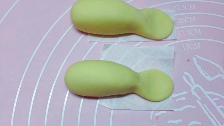 卡通小金鱼,在小的那边用手掌按扁做鱼尾,如上图。