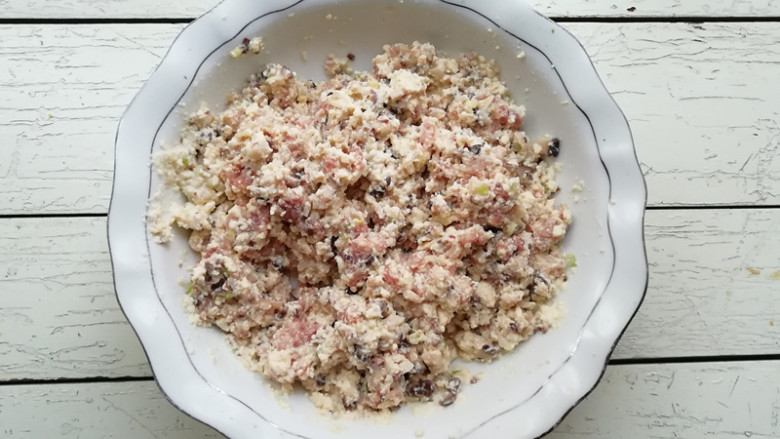 【浇汁丸子】 ,将肉泥和香菇末放在豆腐内,加入盐、姜末、<a style='color:red;display:inline-block;' href='/shicai/ 718'>料酒</a>、胡椒粉、淀粉搅拌均匀