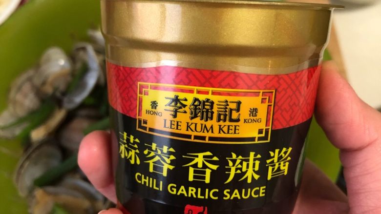 秘制爆炒花甲,爆香葱姜蒜后 加入秘密武器
李锦记蒜茸香辣酱一大勺
(用麻辣香锅料炒花甲也很好吃哦)