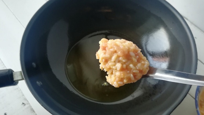 【黄金米饭饼】,锅加油烧热,用汤匙舀出一勺调好的米饭料