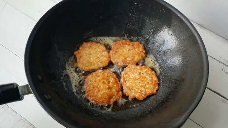 【黄金米饭饼】,再反转过来煎制另一面,这样反复翻几次面煎制,将两面煎制金黄,里边熟透