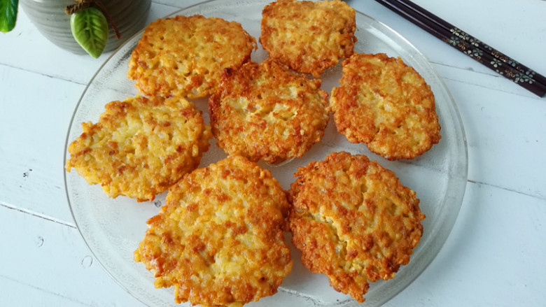 【黄金米饭饼】,盛出,用厨房纸吸下油,装盘即可