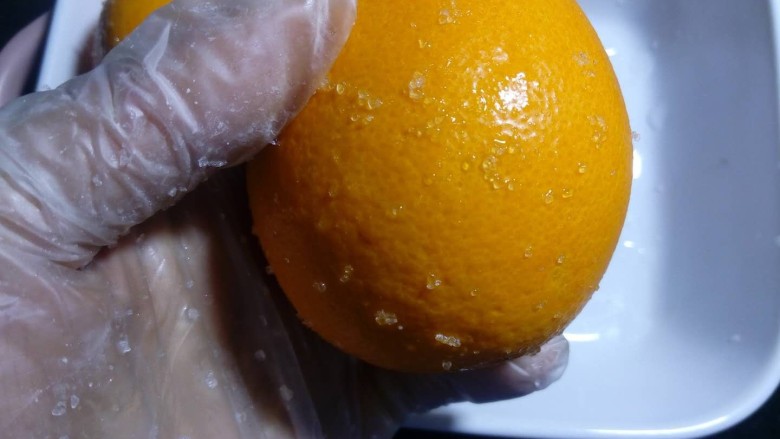 橙皮丁,橙子橙子表皮用盐搓洗干净,去除表层的灰尘和腊。