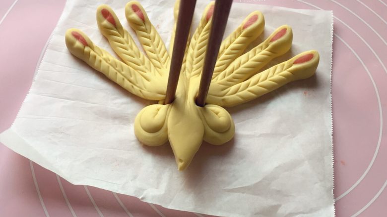 美丽的小鸟,然后用筷子夹起来,如上图。