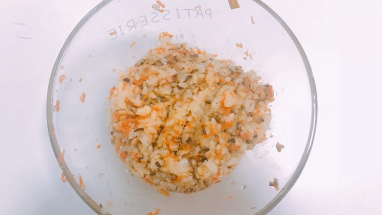 #宝宝辅食#香菇虾仁糯米烧卖 24M+,加入糯米拌匀;