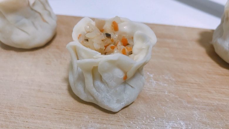 #宝宝辅食#香菇虾仁糯米烧卖 24M+,最后用虎口收紧;