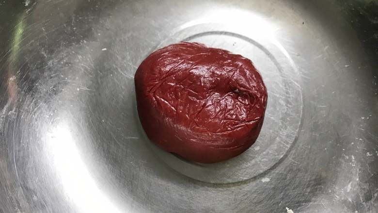 新年福袋,80克面粉加3克红曲粉、1克酵母、10克糖用40克<a style='color:red;display:inline-block;' href='/shicai/ 156925'>水</a>和成面团,放温暖处发酵。