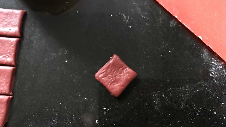 新年福袋,再把红色面团擀成薄面片,切割菱形状。