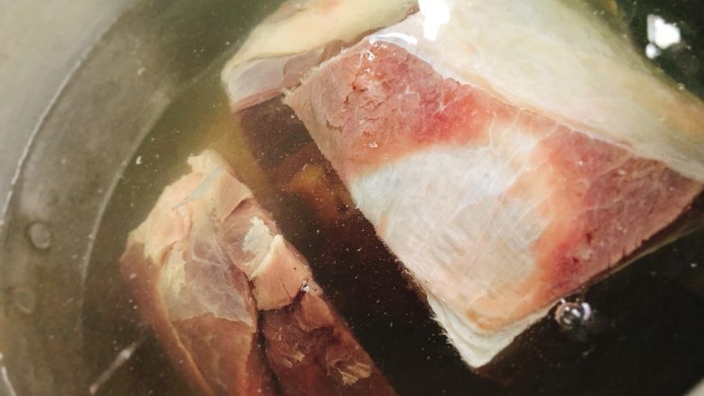 风干酱牛肉 新春招待亲友好菜品,锅内加水,加入牛腱子肉,大火煮开后,煮2分钟。