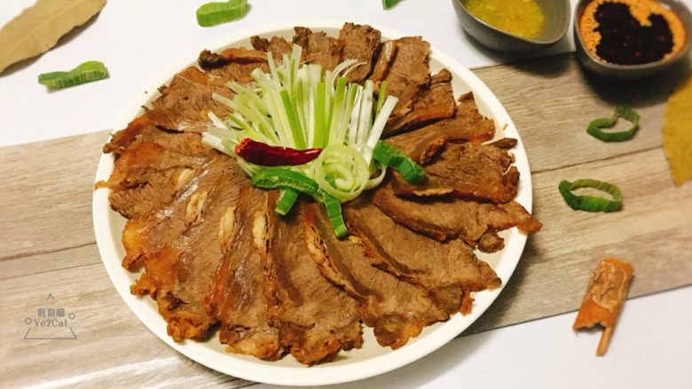 风干酱牛肉 新春招待亲友好菜品,可以蘸南姜末白糖醋,或者蘸油泼辣子。
南北风味兼得。