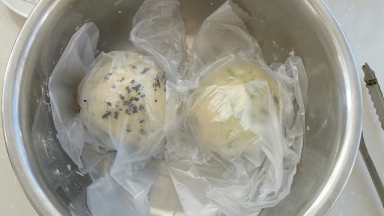 香葱海苔味苏打饼干,盖上保鲜膜醒发15~20分钟。