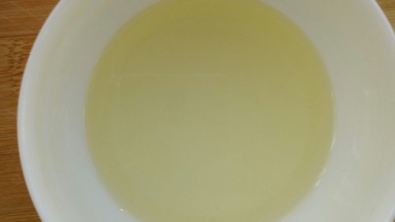 香葱海苔味苏打饼干,油我用的普通<a style='color:red;display:inline-block;' href='/shicai/ 857'>植物油</a>,不会太油腻,有的亲喜欢放黄油,也是可以的。