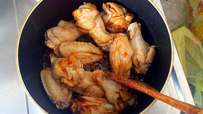 家常大盘鸡,糖色炒好后,倒入鸡肉,大火煸炒。