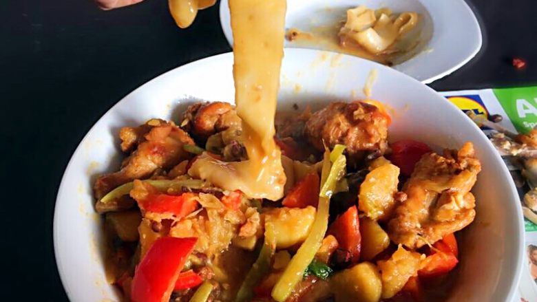 家常大盘鸡,吃到一半时,底部的裤带面即可翻出。