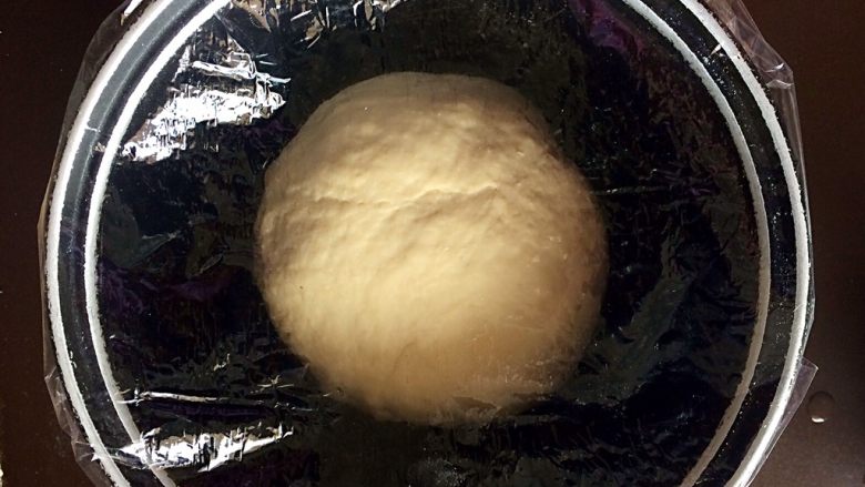 家常大盘鸡,盖上保鲜膜,饧15分钟。
