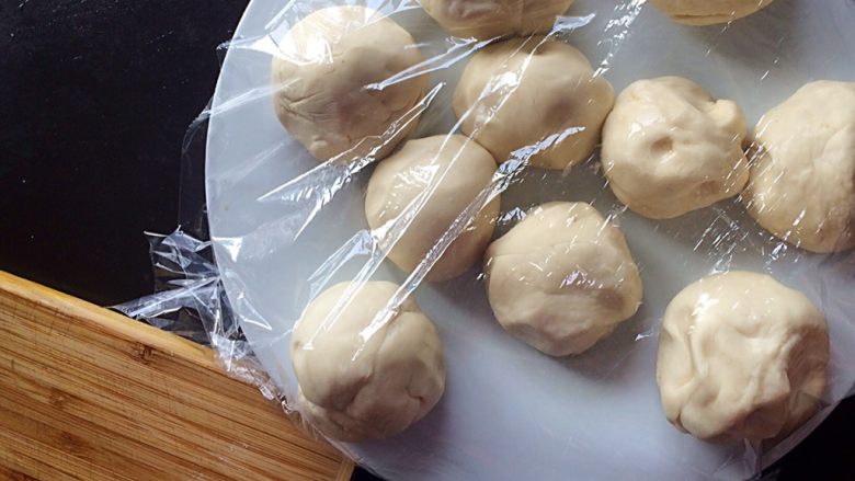 家常大盘鸡,分成小剂子,放入抹过油的盘子里,用保鲜膜盖上,再饧40分钟。