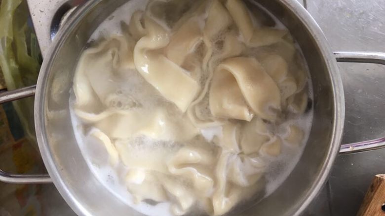 家常大盘鸡,将做好的裤带面,放入开水中煮。