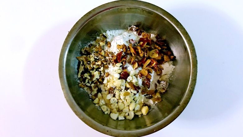 果仁紫薯南瓜发糕,太好吃了,也许是对美食最好的诠释,加入面粉中。