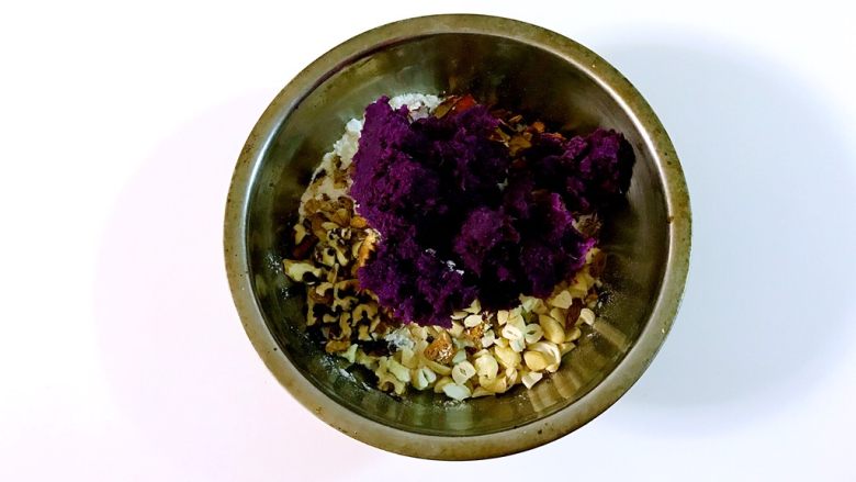 果仁紫薯南瓜发糕,太好吃了,也许是对美食最好的诠释,加入紫薯泥。