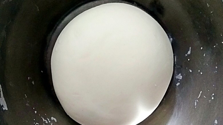 椒盐盘丝饼,揉成光滑面团,盖保鲜膜醒15-20分钟。