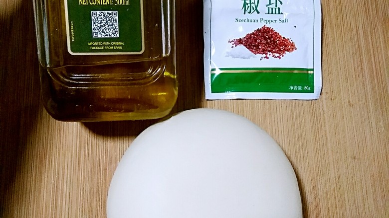 椒盐盘丝饼,<a style='color:red;display:inline-block;' href='/shicai/ 851'>橄榄油</a>不是必须,可以换成其他食用油。