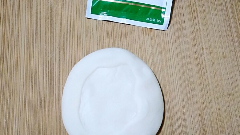 椒盐盘丝饼,取一半的面团,按扁。