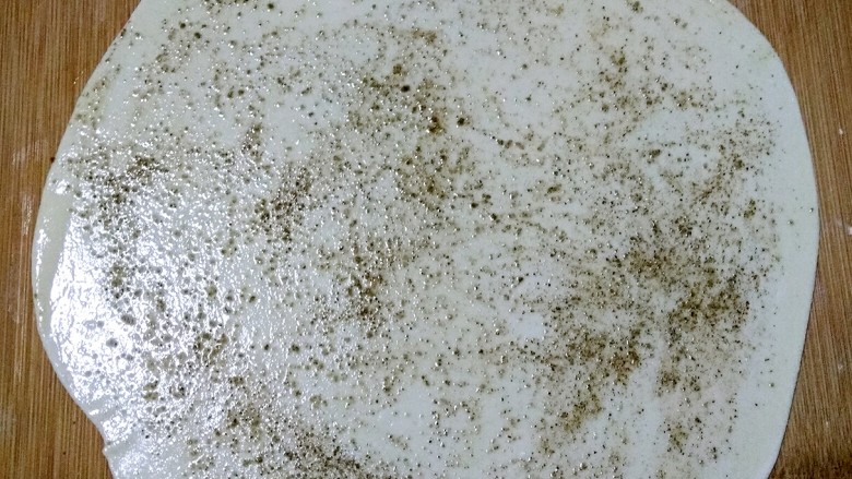椒盐盘丝饼,尽量擀成成薄薄的面皮,在面皮上抹适量的橄榄油(花生油,玉米油都可以),撒上<a style='color:red;display:inline-block;' href='/shicai/ 704'>椒盐</a>,抹匀。