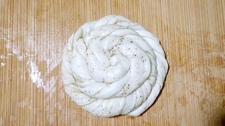 椒盐盘丝饼,然后再像蜗牛那样盘起来,末端压在下面。