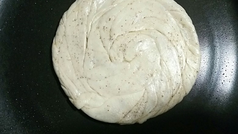 椒盐盘丝饼,不沾平底锅预热(不用放油),饼下锅,加盖小火烙。