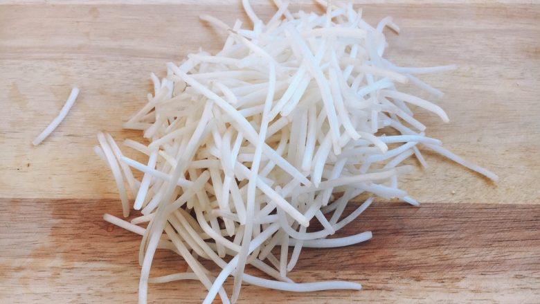 做年货 二月二“龙抬头” 炒龙须菜(炒合菜),绿豆芽洗干净后掐头去尾。
