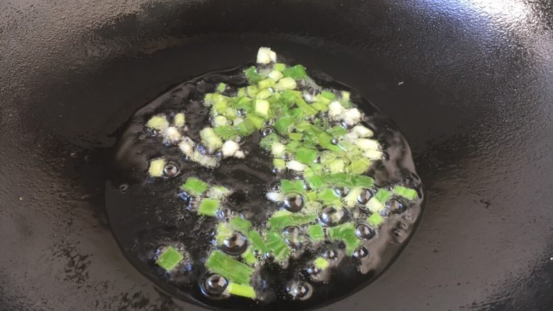 做年货 二月二“龙抬头” 炒龙须菜(炒合菜),热锅凉油,放入3勺左右的油,放入葱花。