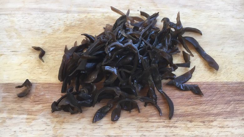 做年货 二月二“龙抬头” 炒龙须菜(炒合菜),泡发好的木耳切成丝。