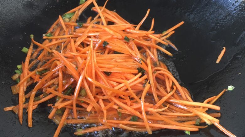 做年货 二月二“龙抬头” 炒龙须菜(炒合菜),放入胡萝卜丝煸炒至断生。