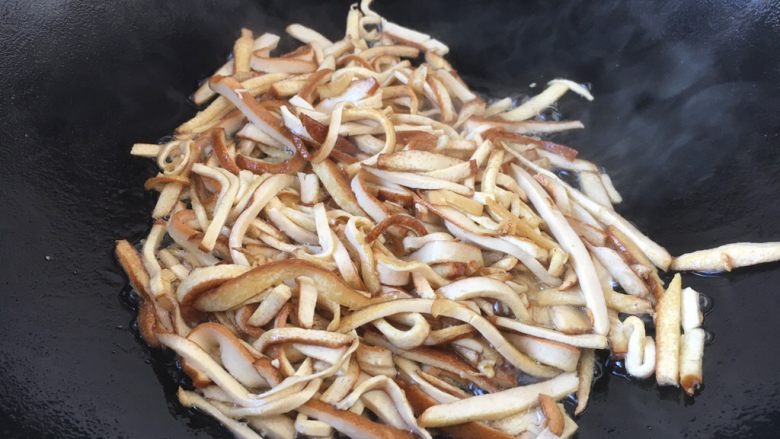 做年货 二月二“龙抬头” 炒龙须菜(炒合菜),热锅凉油,放入香干丝煸炒,煸炒至香干干香,有一点点焦黄色,盛出备用。