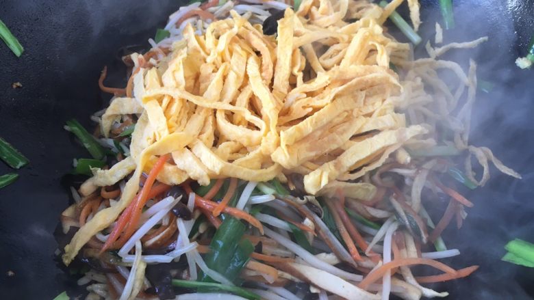 做年货 二月二“龙抬头” 炒龙须菜(炒合菜),最后放入鸡蛋饼丝翻拌均匀,淋入1小勺的<a style='color:red;display:inline-block;' href='/shicai/ 748'>花椒油</a>即可。