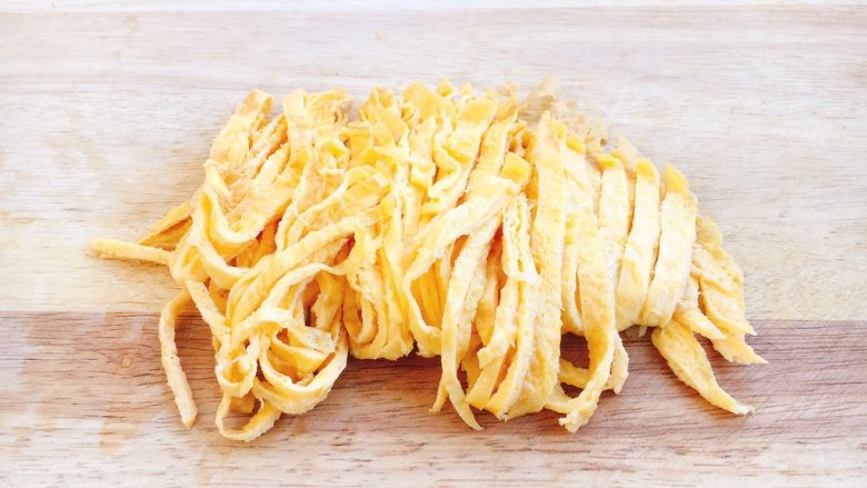 做年货 二月二“龙抬头” 炒龙须菜(炒合菜),把鸡蛋饼切成丝备用。
