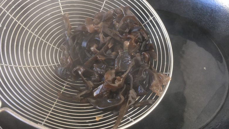 做年货 二月二“龙抬头” 炒龙须菜(炒合菜),木耳焯水捞出过凉水备用。