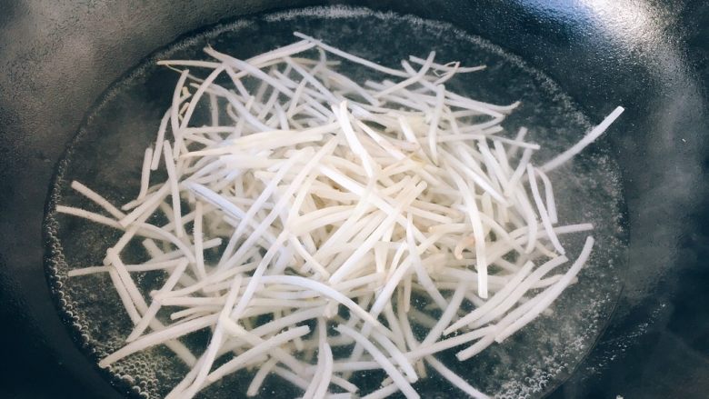 做年货 二月二“龙抬头” 炒龙须菜(炒合菜),锅里的水开了后放入2滴油,放入绿豆芽焯水,焯水后捞出过凉水,沥干水分备用。
