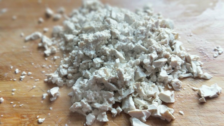年货必备的自炸肉丸子,捞出淋干水份,之后切碎或者抓碎都可以。