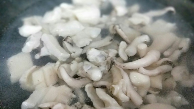 家宴-洋葱炒墨鱼,将切好的墨鱼焯水,水烧开后下入墨鱼,加入1勺<a style='color:red;display:inline-block;' href='/shicai/ 718'>料酒</a>,大火2分钟捞出。