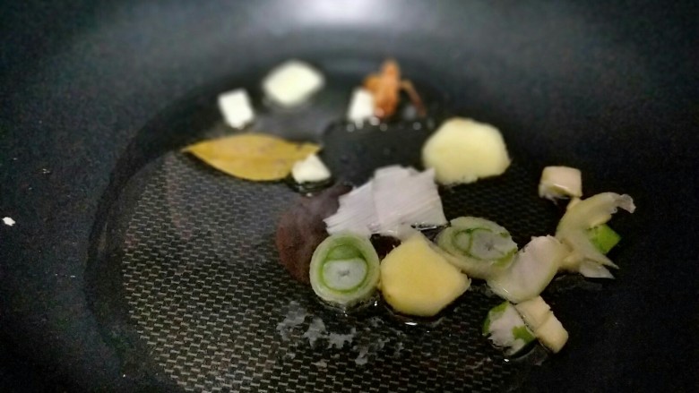 家宴-洋葱炒墨鱼,起油锅,加入准备好的香料炒香。