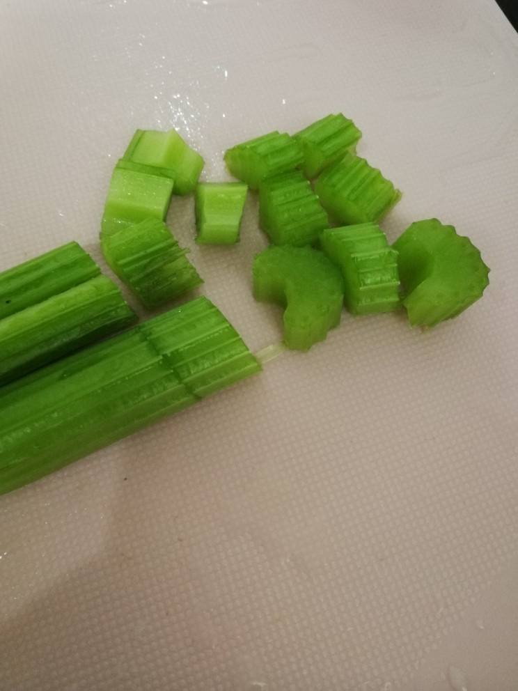 红酒炖牛尾,准备<a style='color:red;display:inline-block;' href='/shicai/ 143'>西芹</a>一段,去老茎切丁待用。