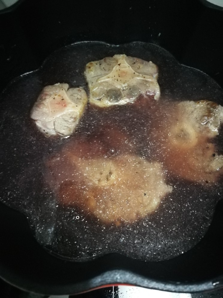 红酒炖牛尾,红酒加好,再加入适量热水没过牛尾块。然后大火烧开,撇去浮沫,小火炖大概一个半小时。