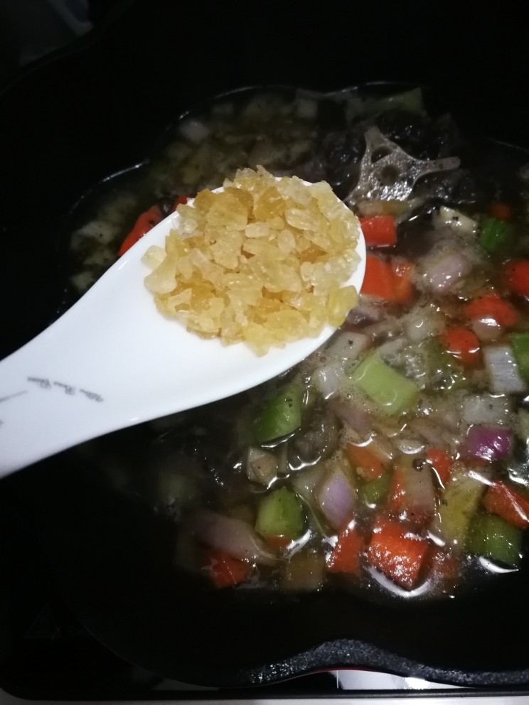 红酒炖牛尾,再次大火烧开,加入适量<a style='color:red;display:inline-block;' href='/shicai/ 866'>冰糖</a>。