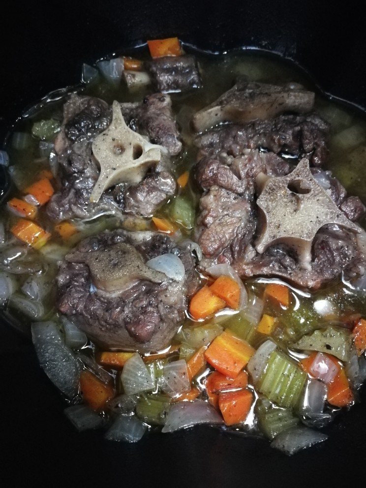 红酒炖牛尾,差不多牛尾炖酥的时候(可以用筷子轻松插入就OK了)转大火收汁。