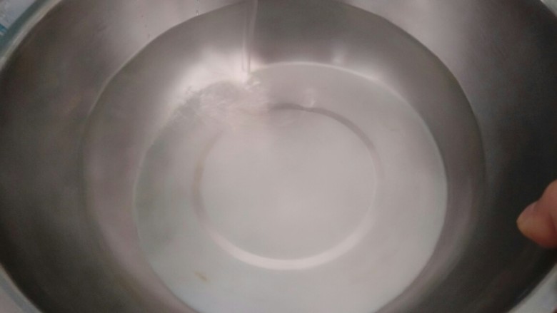 家常牛肉面,纯净水备好,放入煮好的面条过凉。