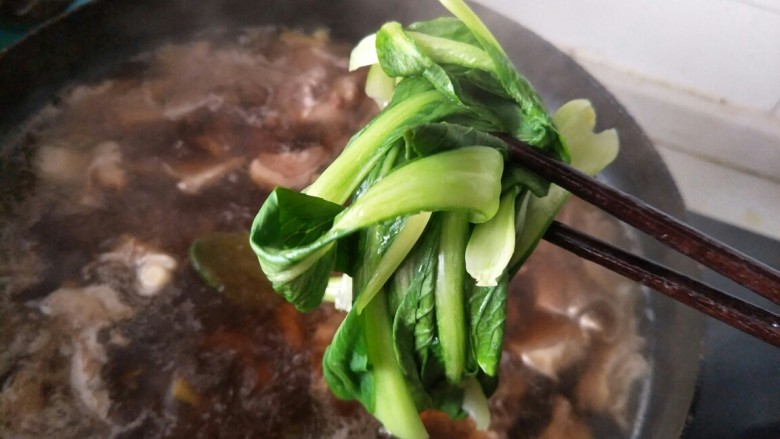 家常牛肉面,最后放盐,放焯好水的油菜。