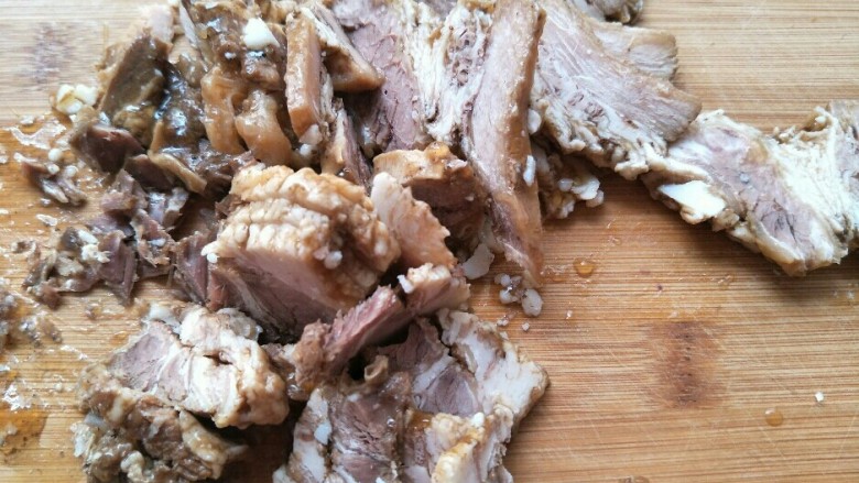 家常牛肉面,自己煮好的牛肉待凉透,切片。