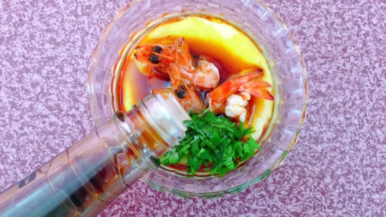 鲜虾蒸蛋,淋上<a style='color:red;display:inline-block;' href='/shicai/ 692'>酱油</a>。